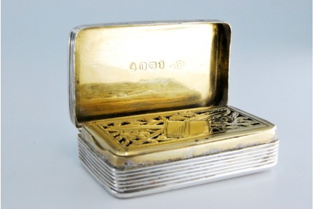 Caixa de Vinagrete em prata e ouro com frisos na tampa e envolvência do período de Guilherme IV.